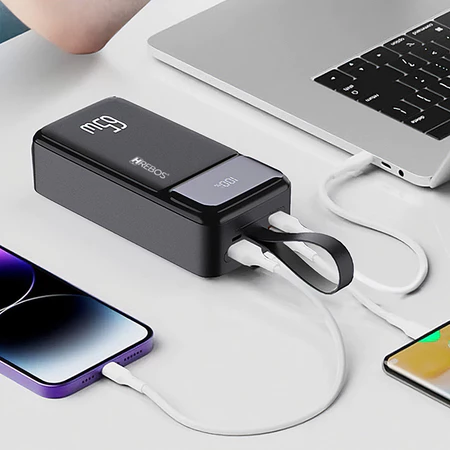 Power bank carregando notebook e celulares